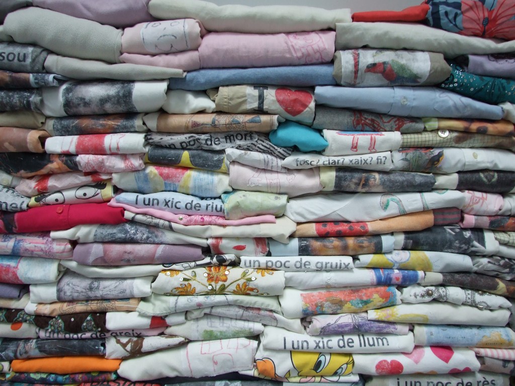 Mur mural amb imatges transferides a la roba, març de&nbsp;2015.